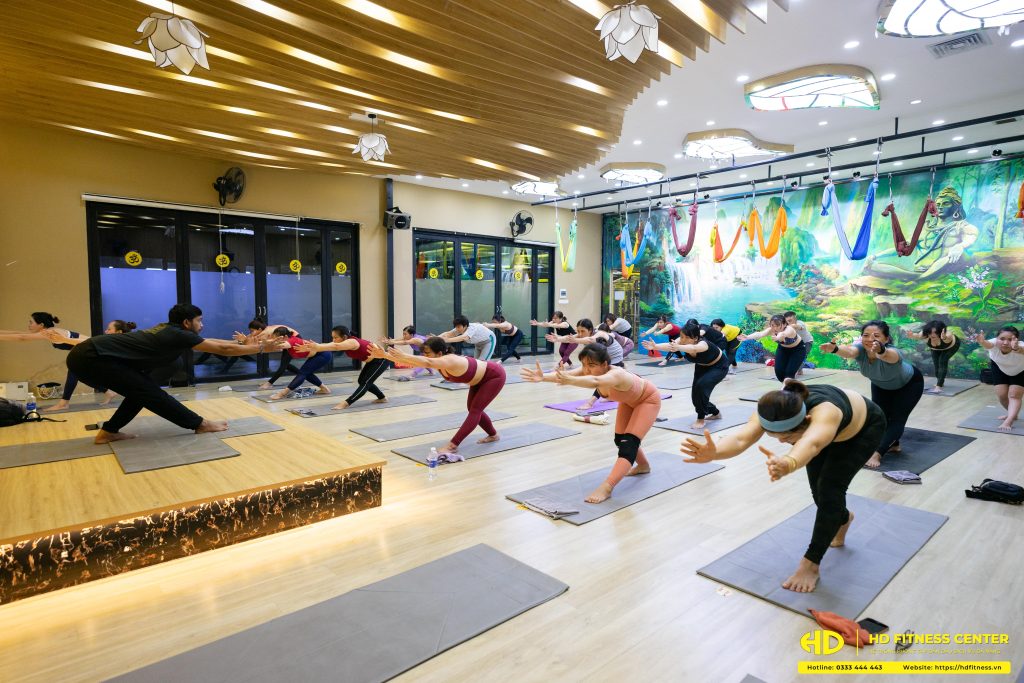 Tập yoga có mang giày không